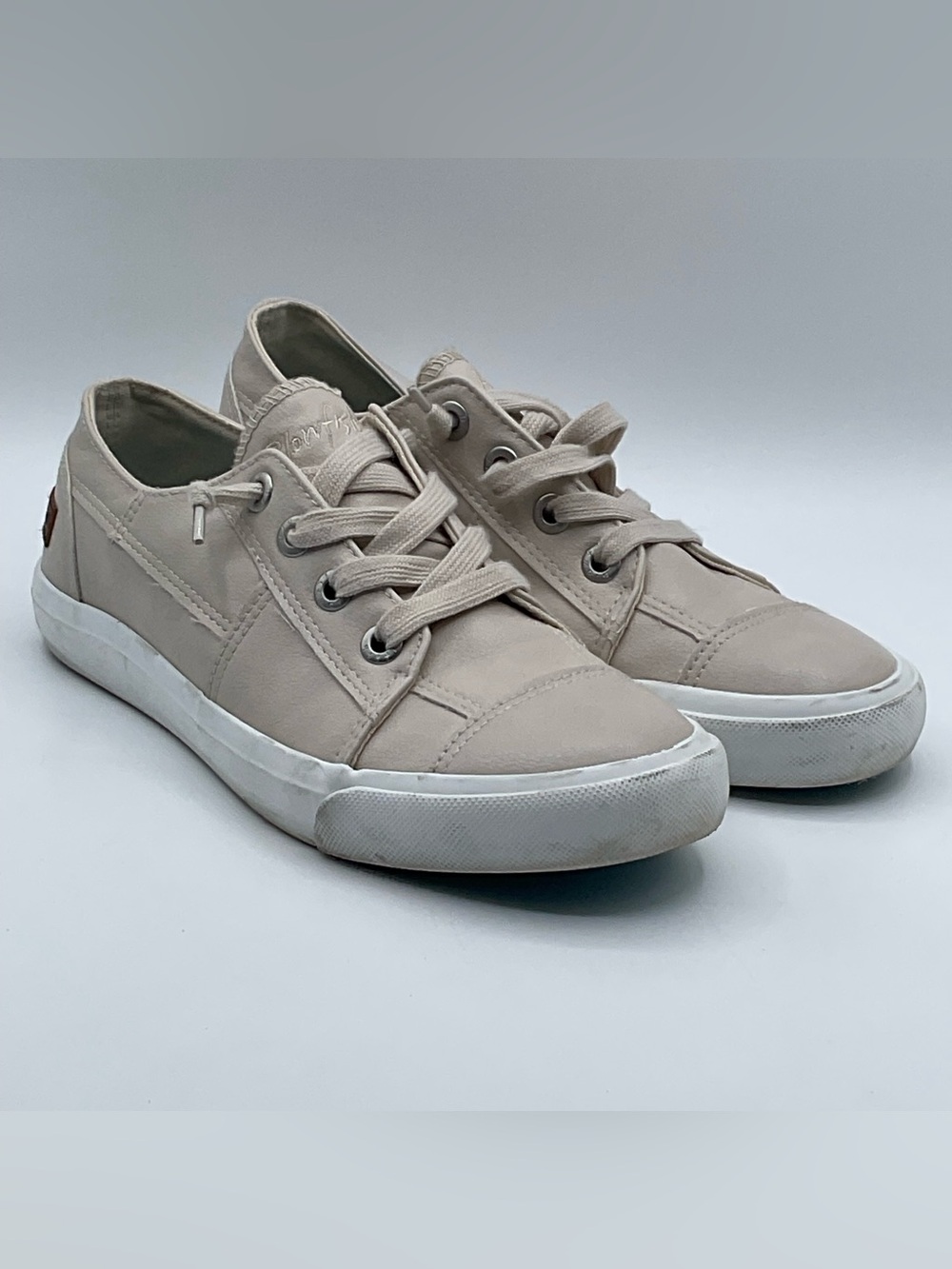 Blowfish Malibu Women’s Size 8.5 Beige Tan Lace Up Low Top Casual Sneakers